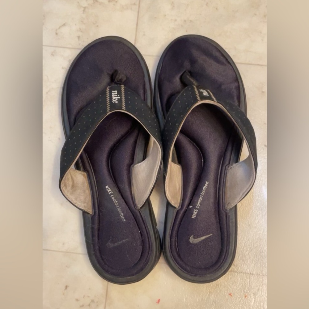 Womens Nike black flip flops, size 8.5